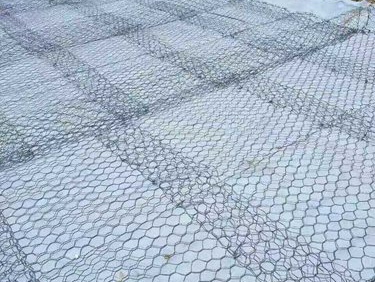 高尔凡材质雷诺护垫施工中